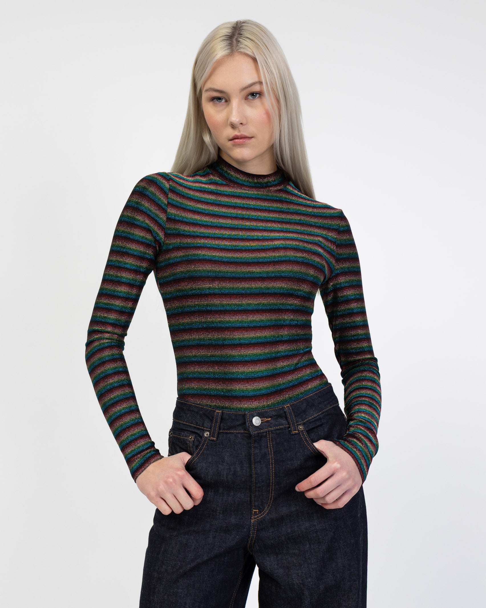 Body mit bunt glitzernden Streifen