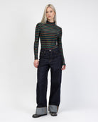 Body mit bunt glitzernden Streifen