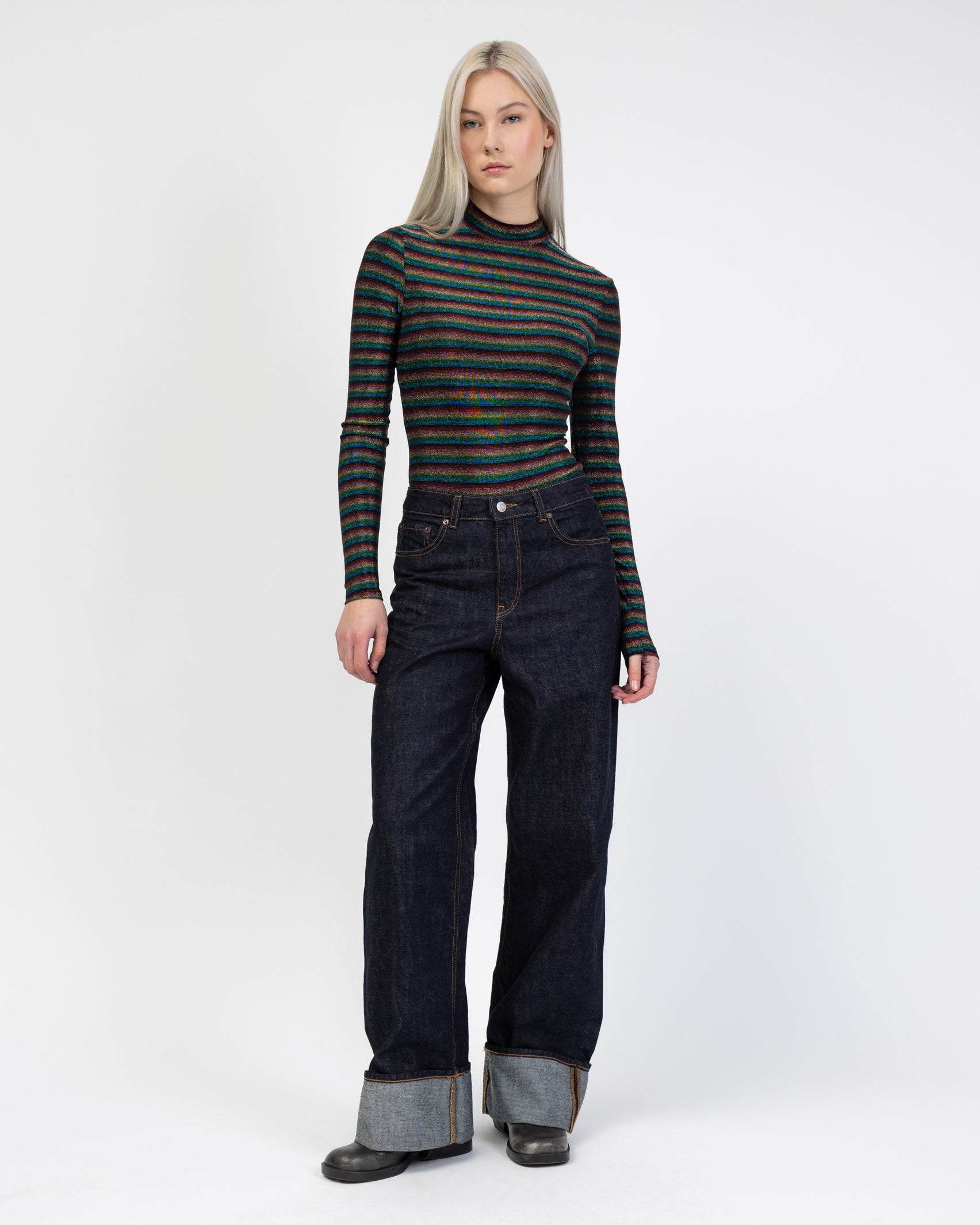 Body mit bunt glitzernden Streifen