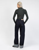 Body mit bunt glitzernden Streifen