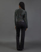 Body mit bunt glitzernden Streifen