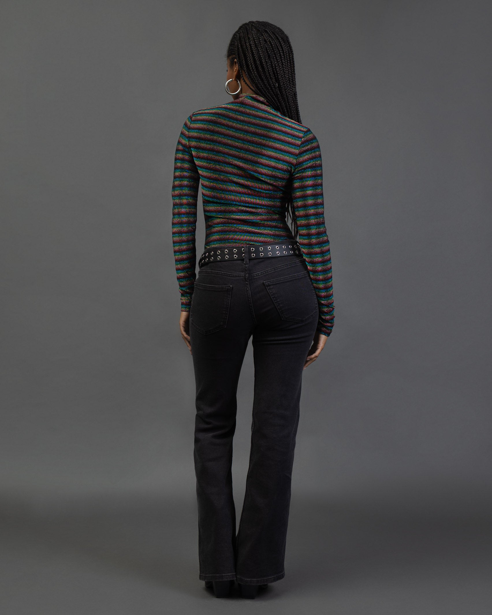 Body mit bunt glitzernden Streifen