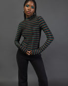 Body mit bunt glitzernden Streifen