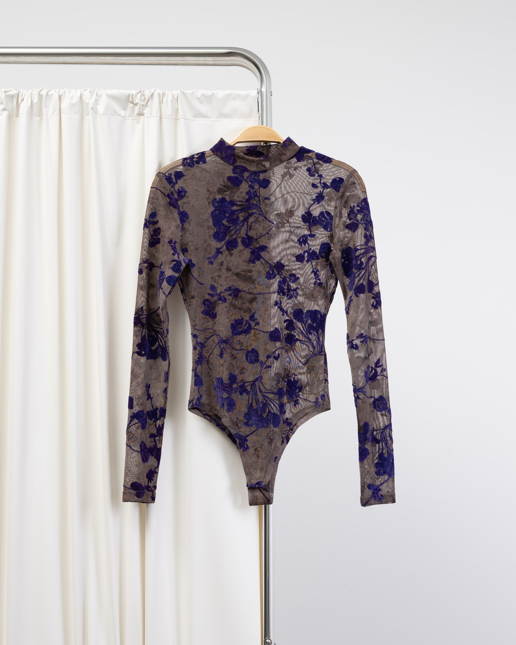 Mesh Body mit samtigem Blumenprint