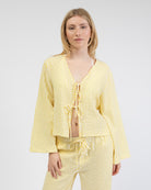 Lockere, gestreifte Bluse mit Bindebändern