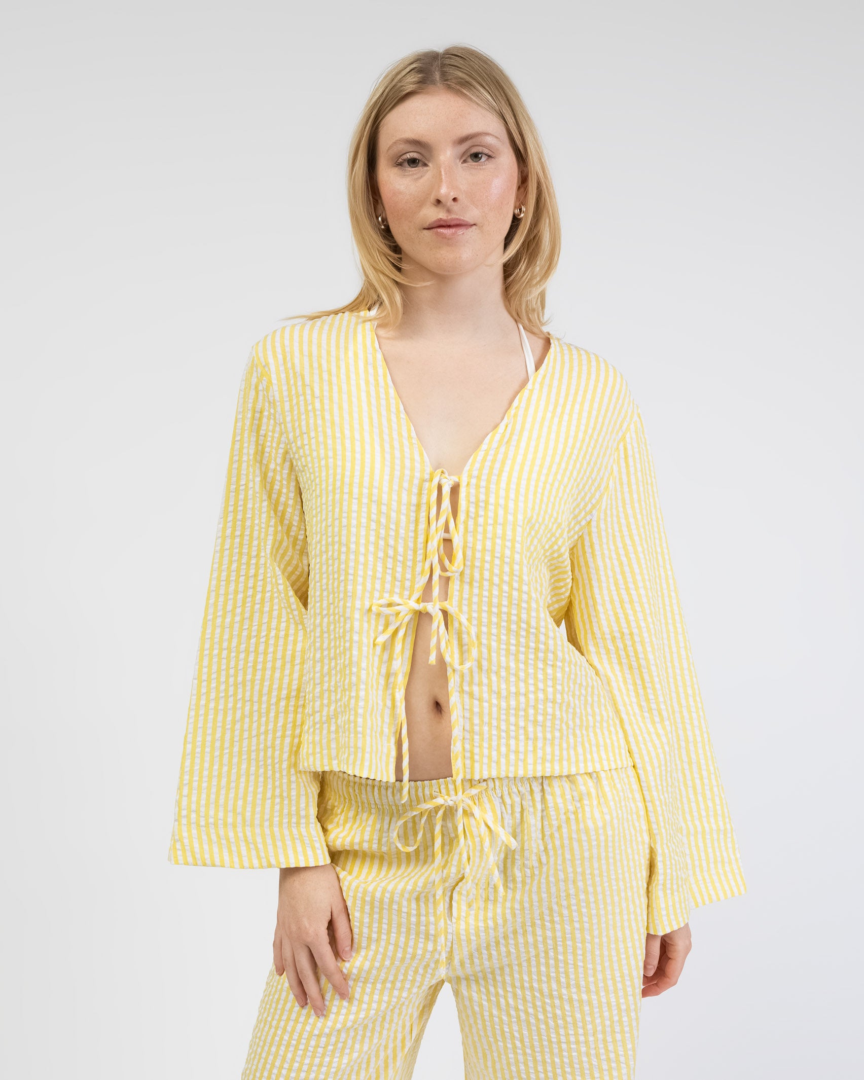 Lockere, gestreifte Bluse mit Bindebändern