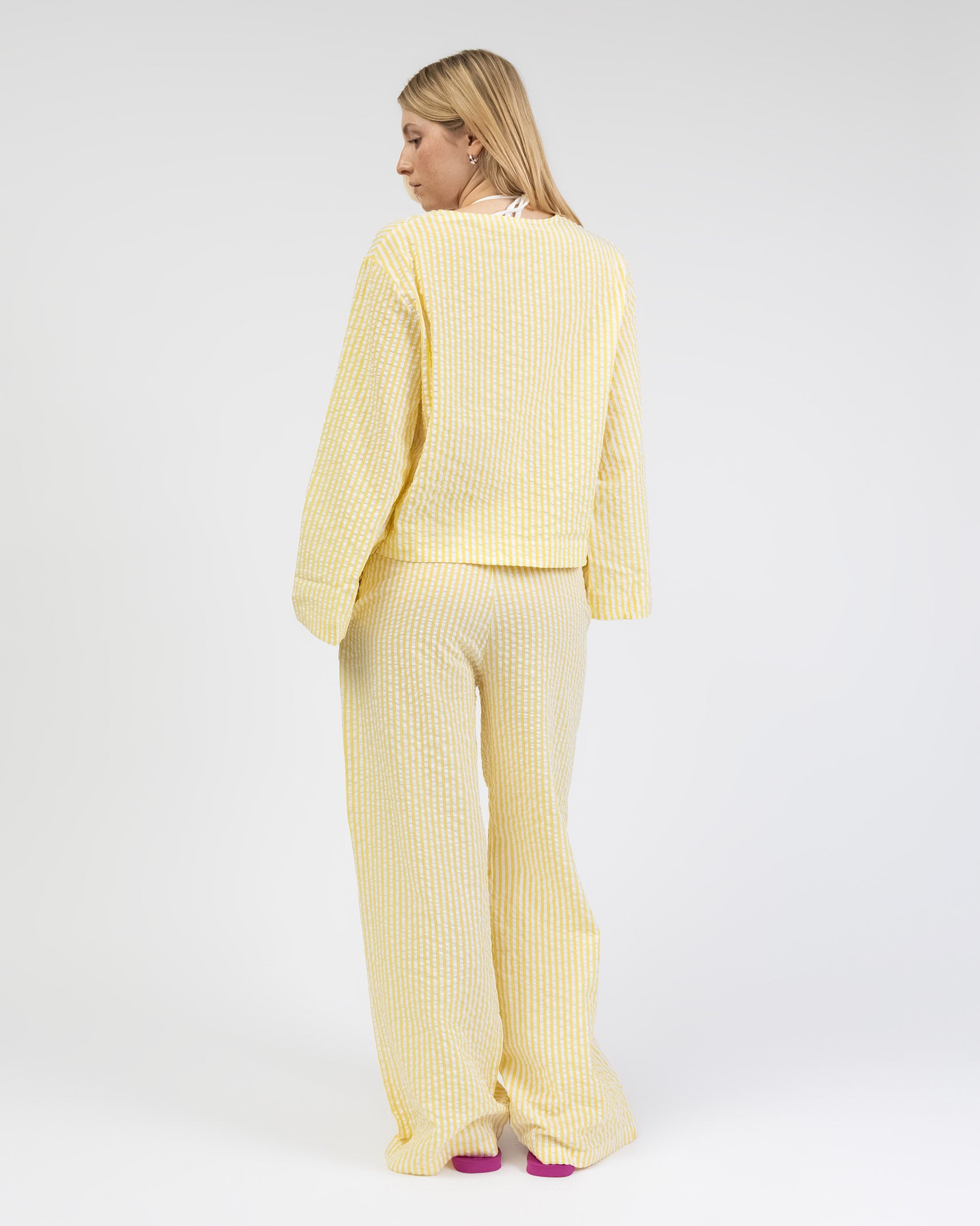 Lockere, gestreifte Bluse mit Bindebändern