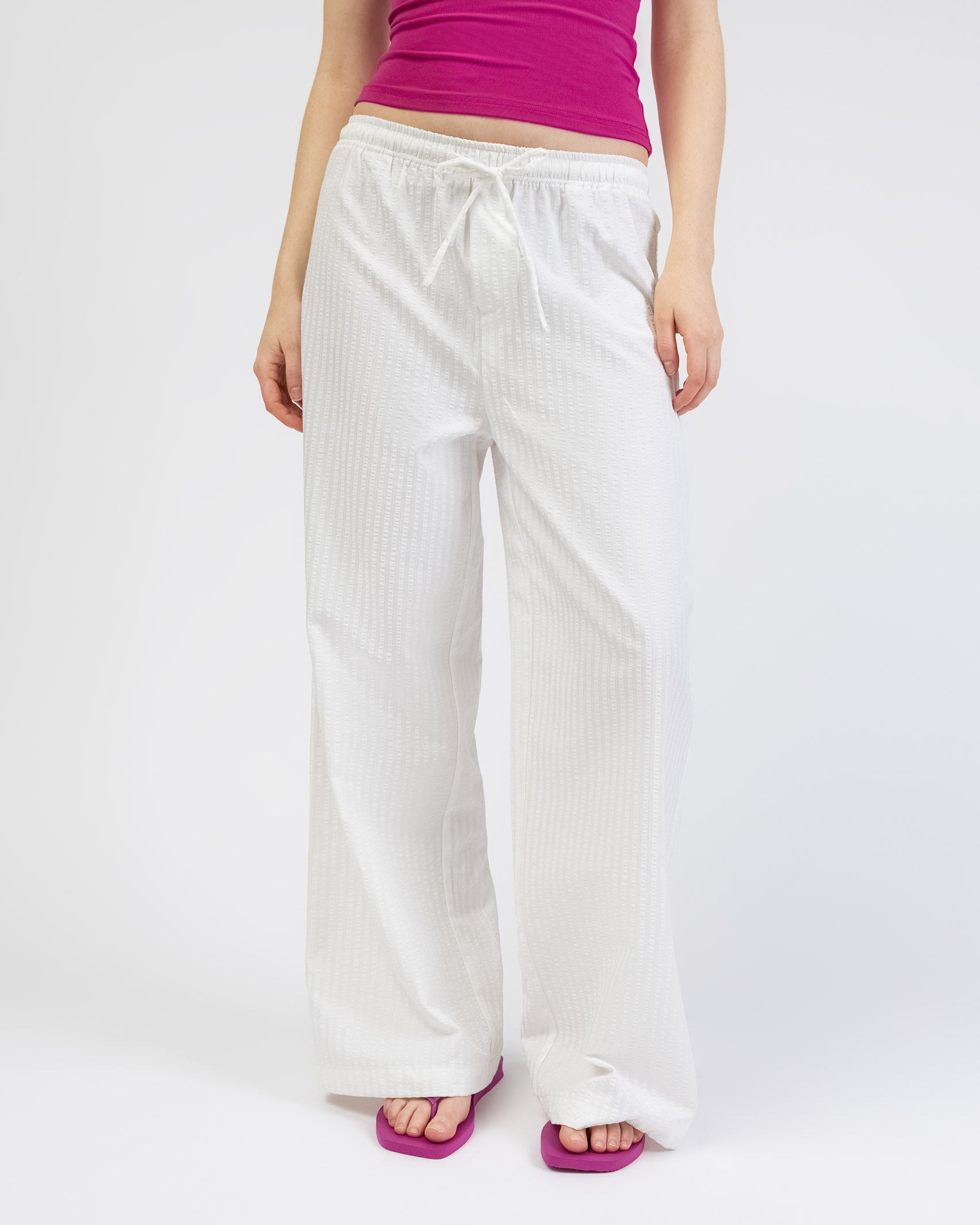 Lockere, weiße Stoffhose