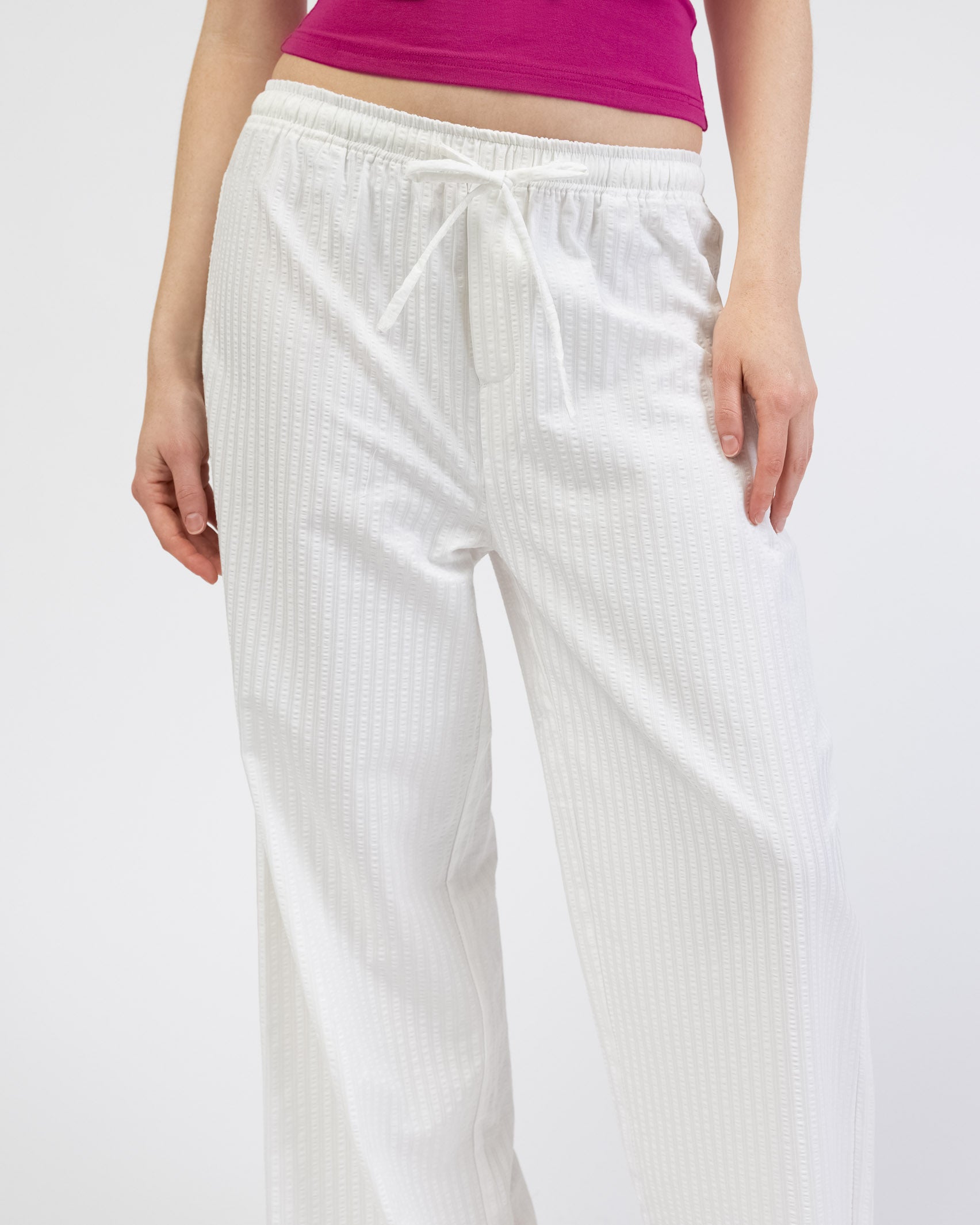 Lockere, weiße Stoffhose