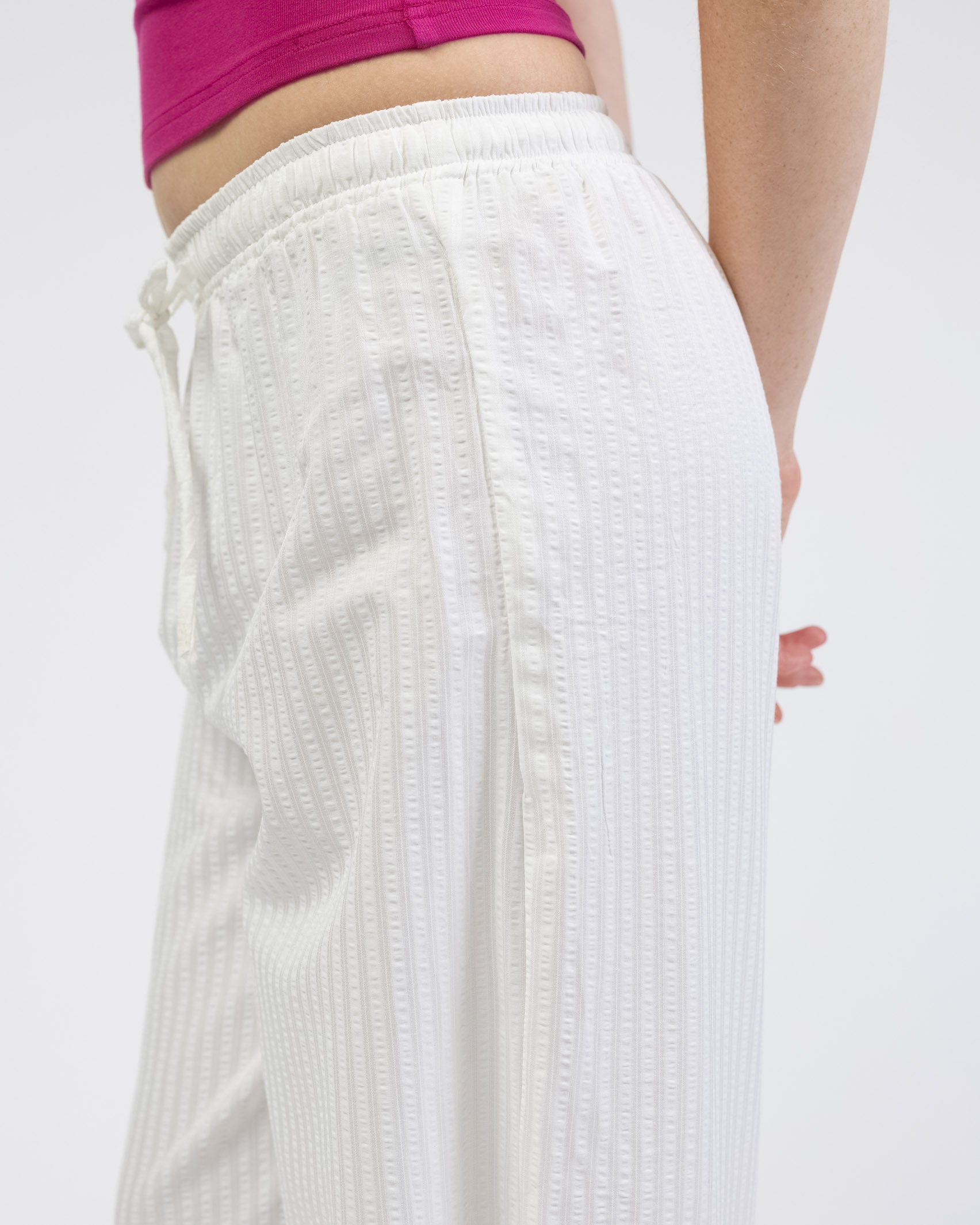 Lockere, weiße Stoffhose