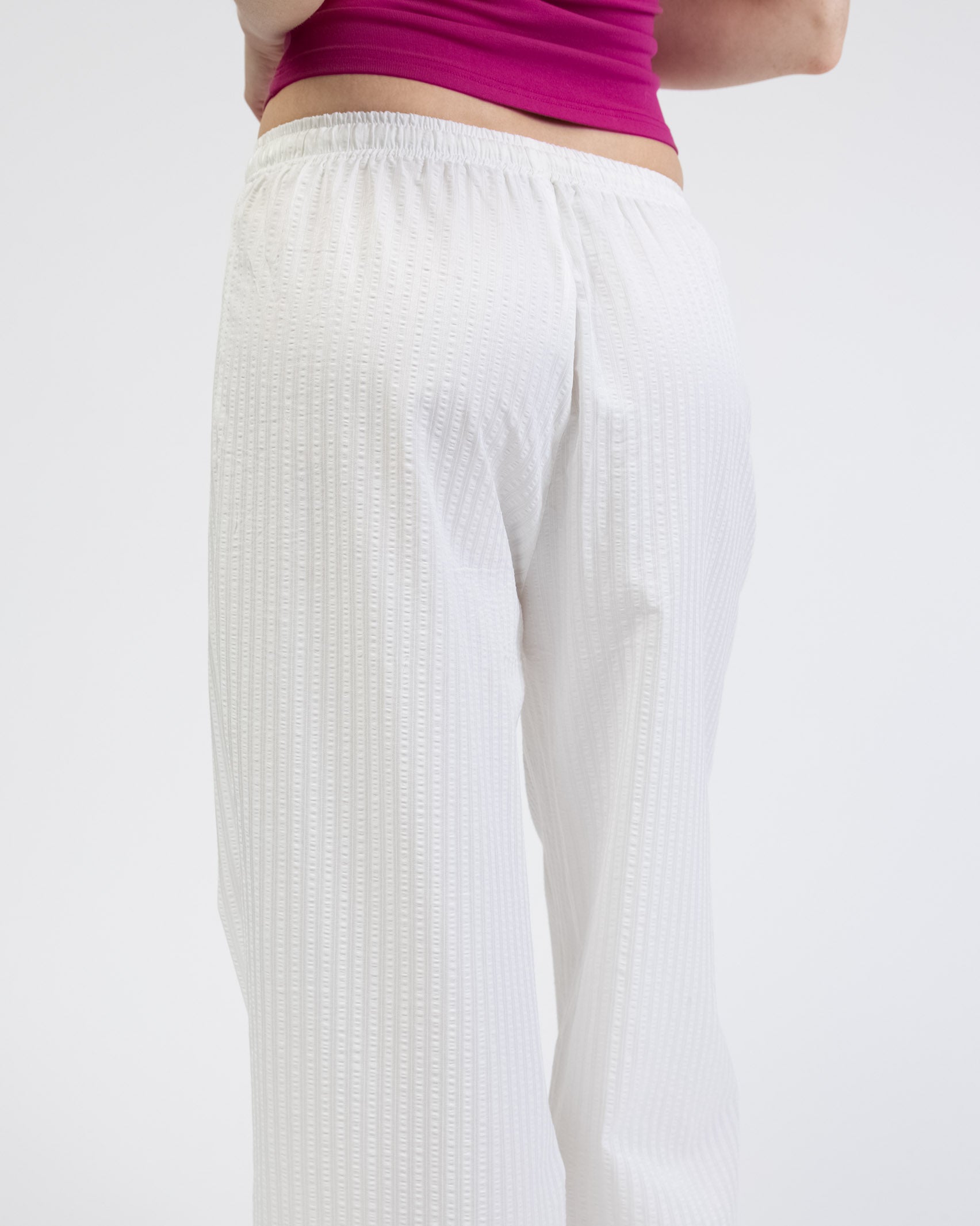 Lockere, weiße Stoffhose