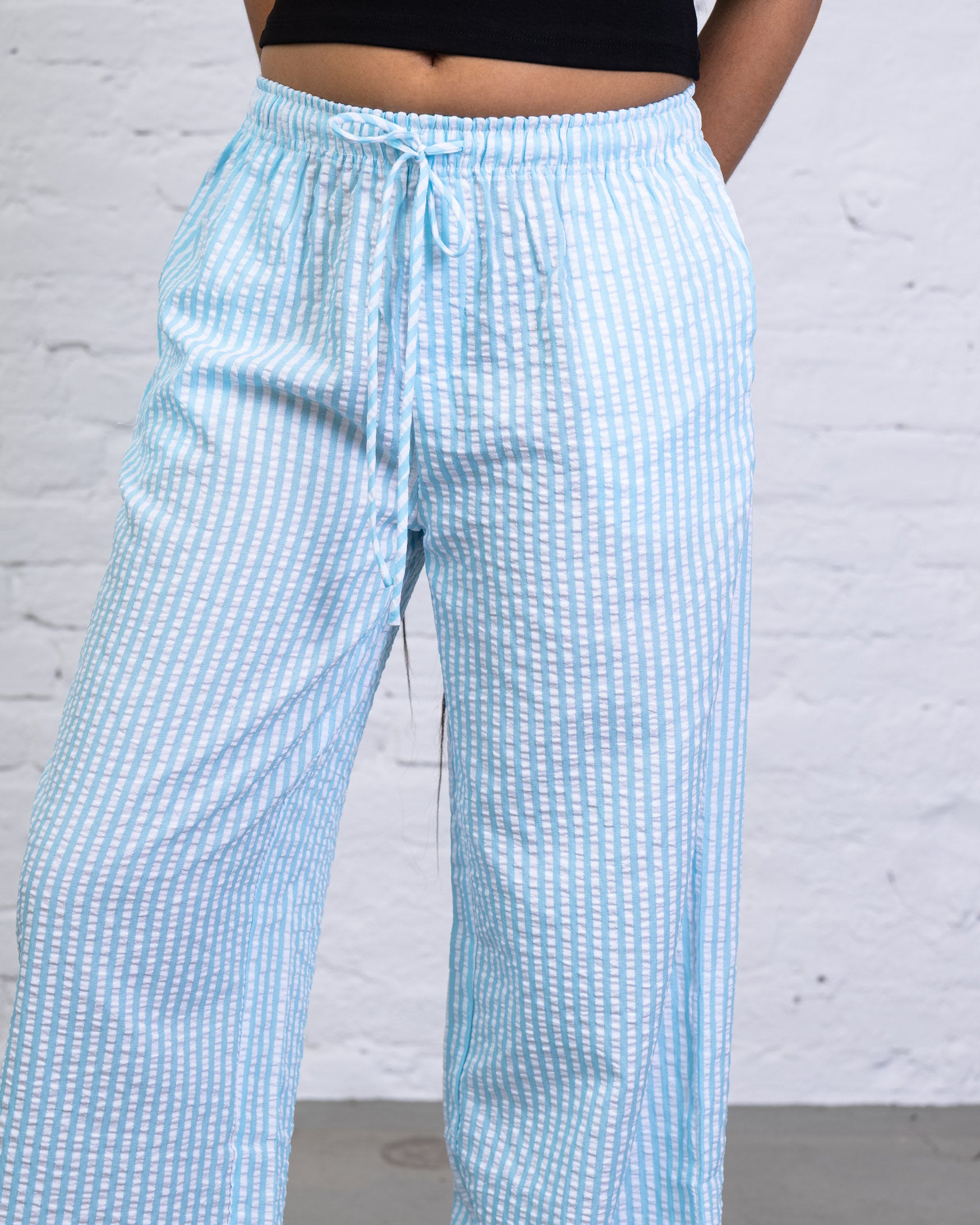 Lockere, gestreifte Stoffhose