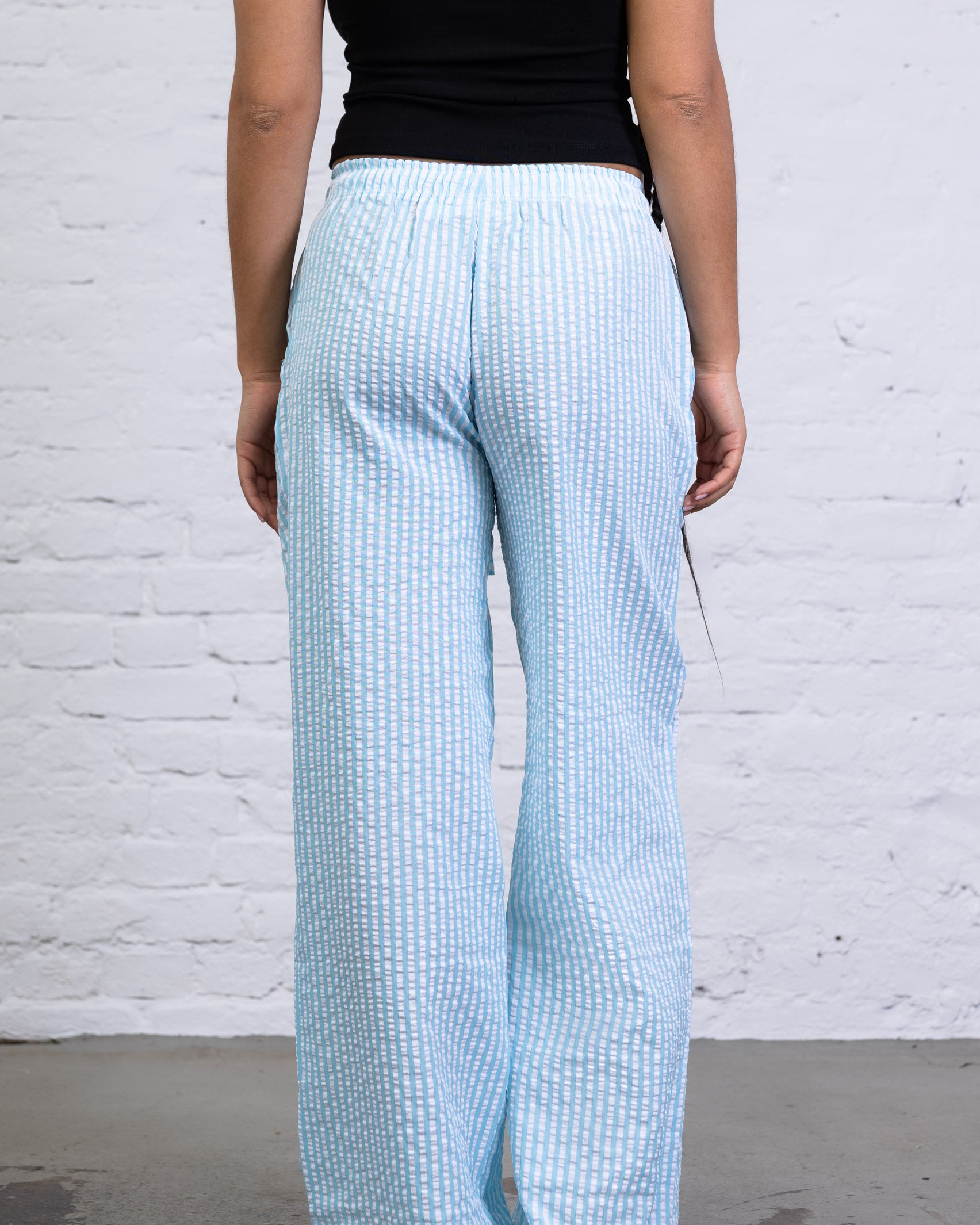 Lockere, gestreifte Stoffhose