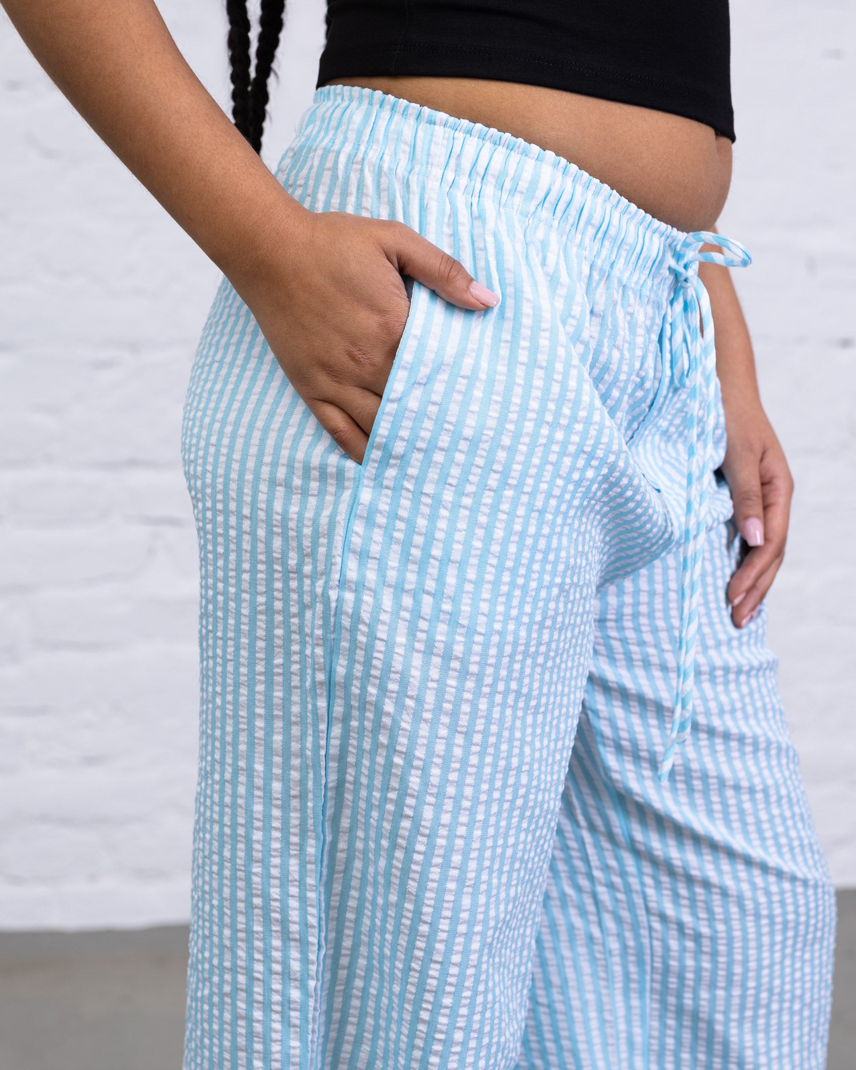 Lockere, gestreifte Stoffhose