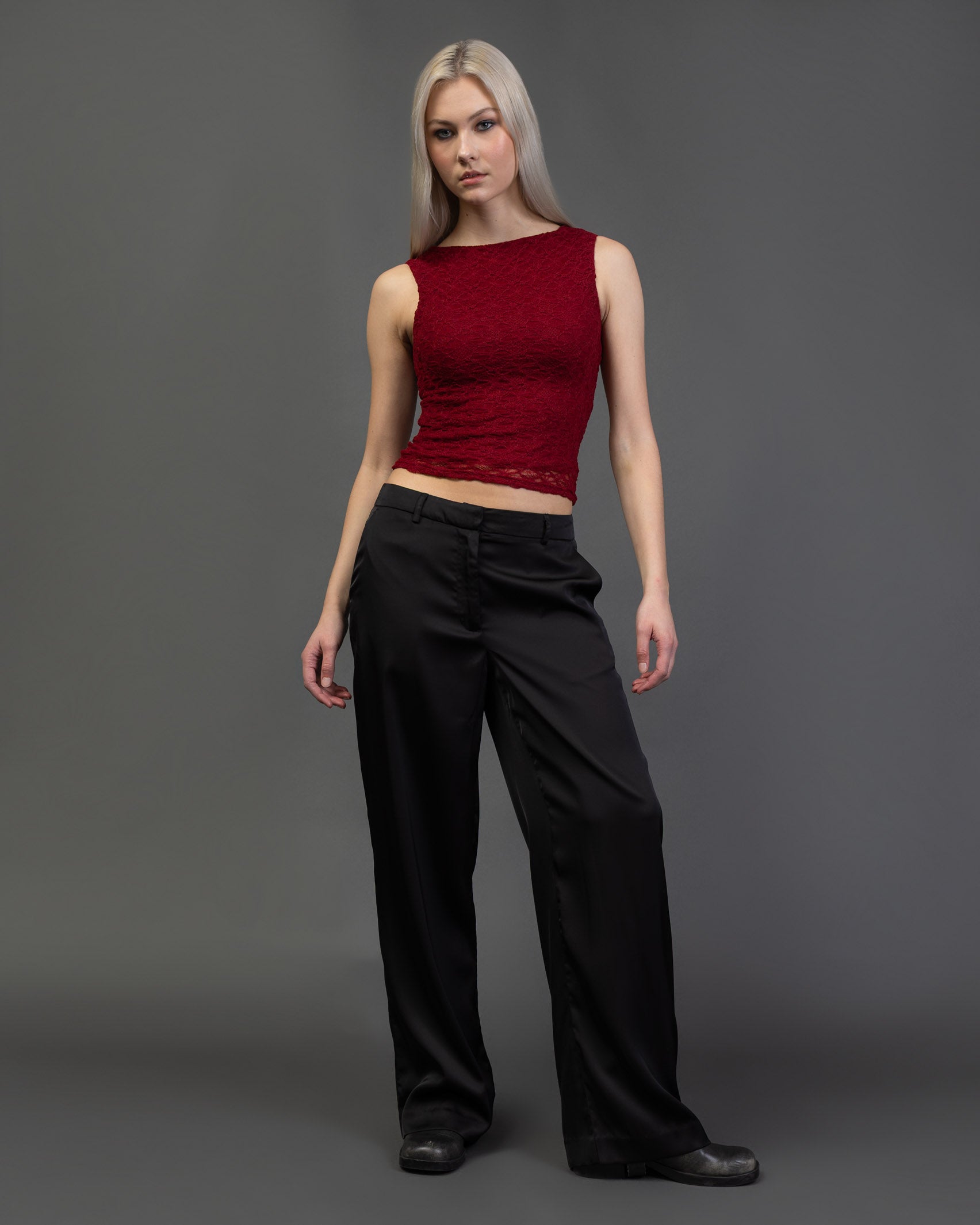 Top mit U-Boot Ausschnitt aus Spitze