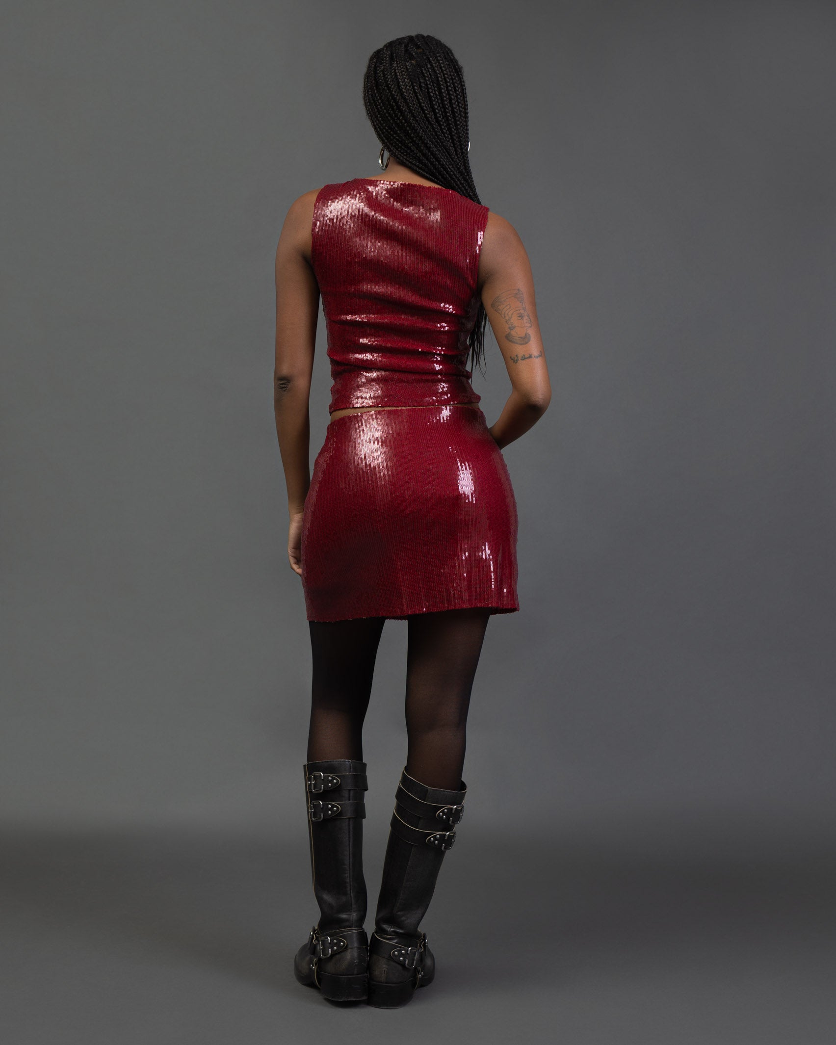 Top mit glänzenden Pailletten mit U-Boot Ausschnitt