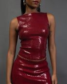 Top mit glänzenden Pailletten mit U-Boot Ausschnitt