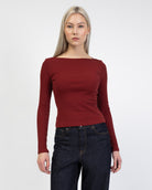 Geripptes Langarmshirt mit U-Boot Ausschnitt