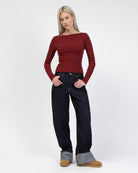 Geripptes Langarmshirt mit U-Boot Ausschnitt