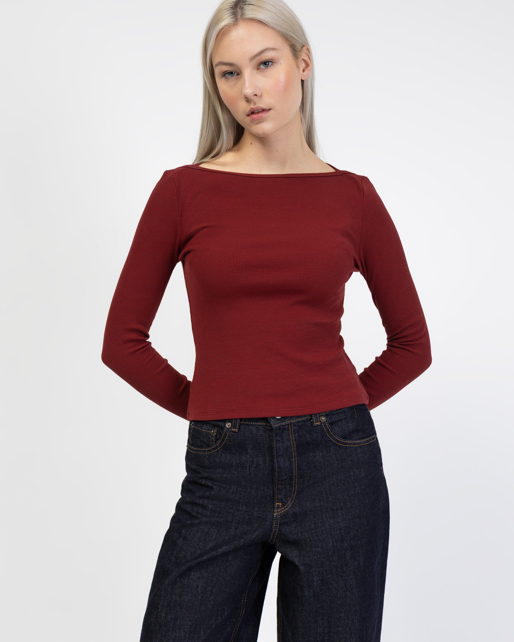 Geripptes Langarmshirt mit U-Boot Ausschnitt