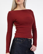 Geripptes Langarmshirt mit U-Boot Ausschnitt