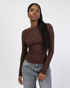 Geripptes Langarmshirt mit U-Boot Ausschnitt