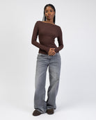 Geripptes Langarmshirt mit U-Boot Ausschnitt