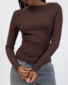 Geripptes Langarmshirt mit U-Boot Ausschnitt