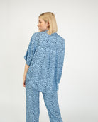 Weite Kurzarm Bluse mit gecracktem Muster