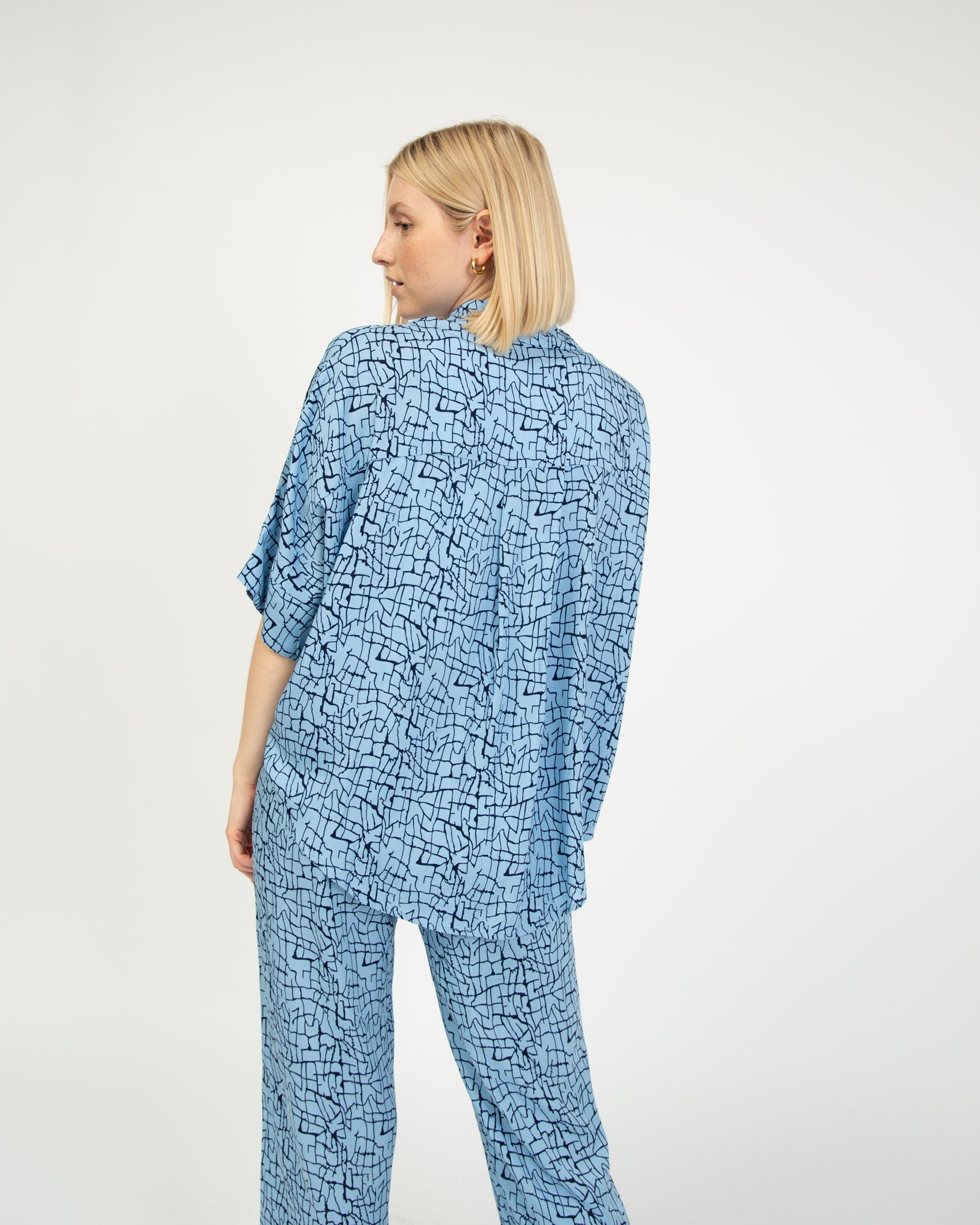 Weite Kurzarm Bluse mit gecracktem Muster