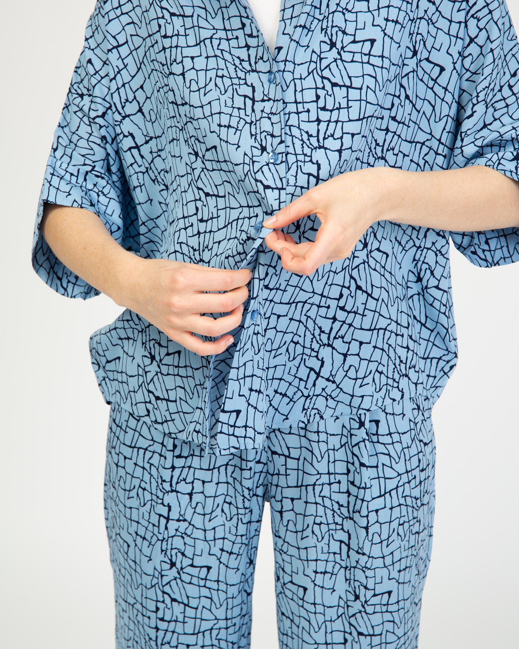 Weite Kurzarm Bluse mit gecracktem Muster