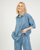 Weite Kurzarm Bluse mit gecracktem Muster