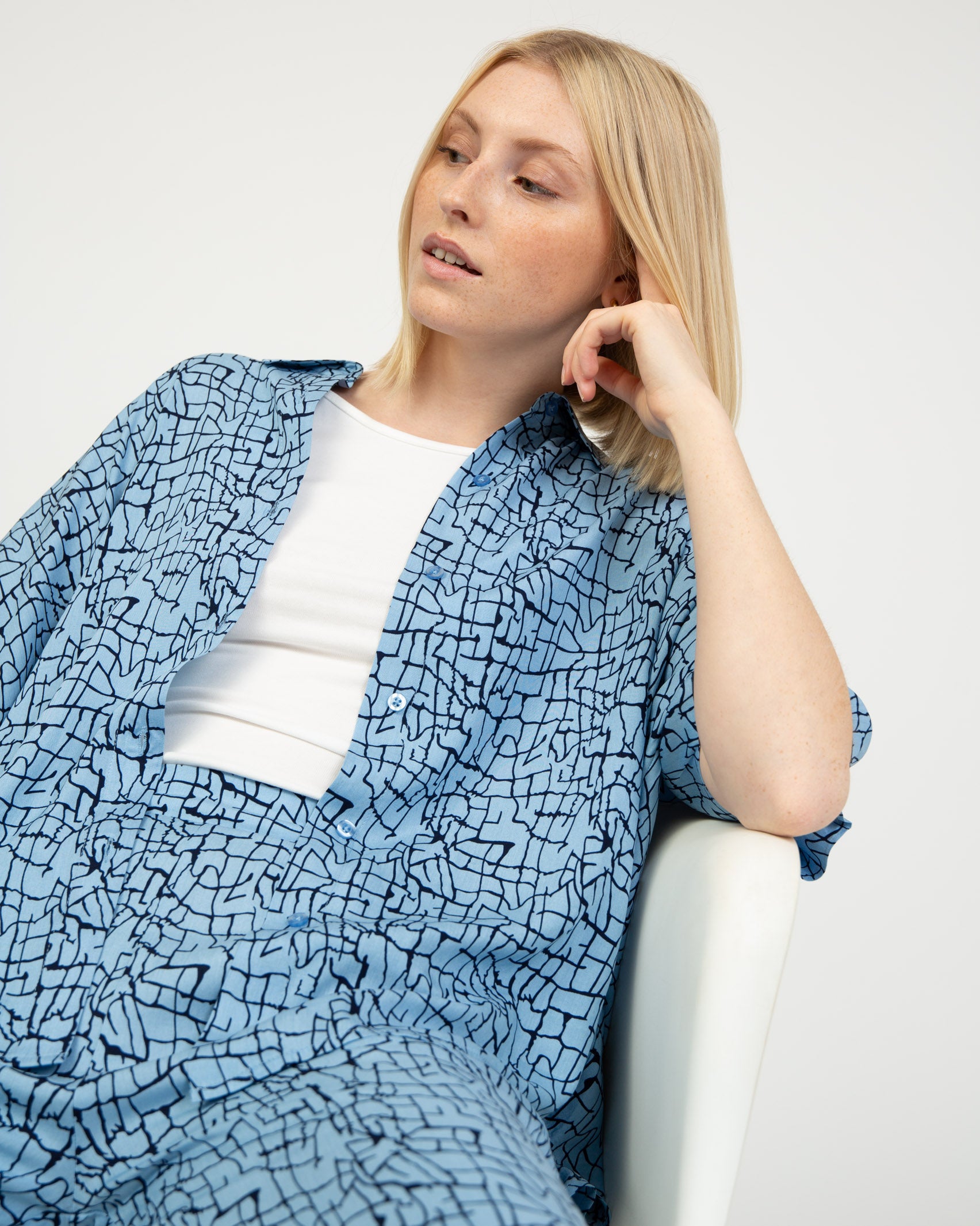 Weite Kurzarm Bluse mit gecracktem Muster