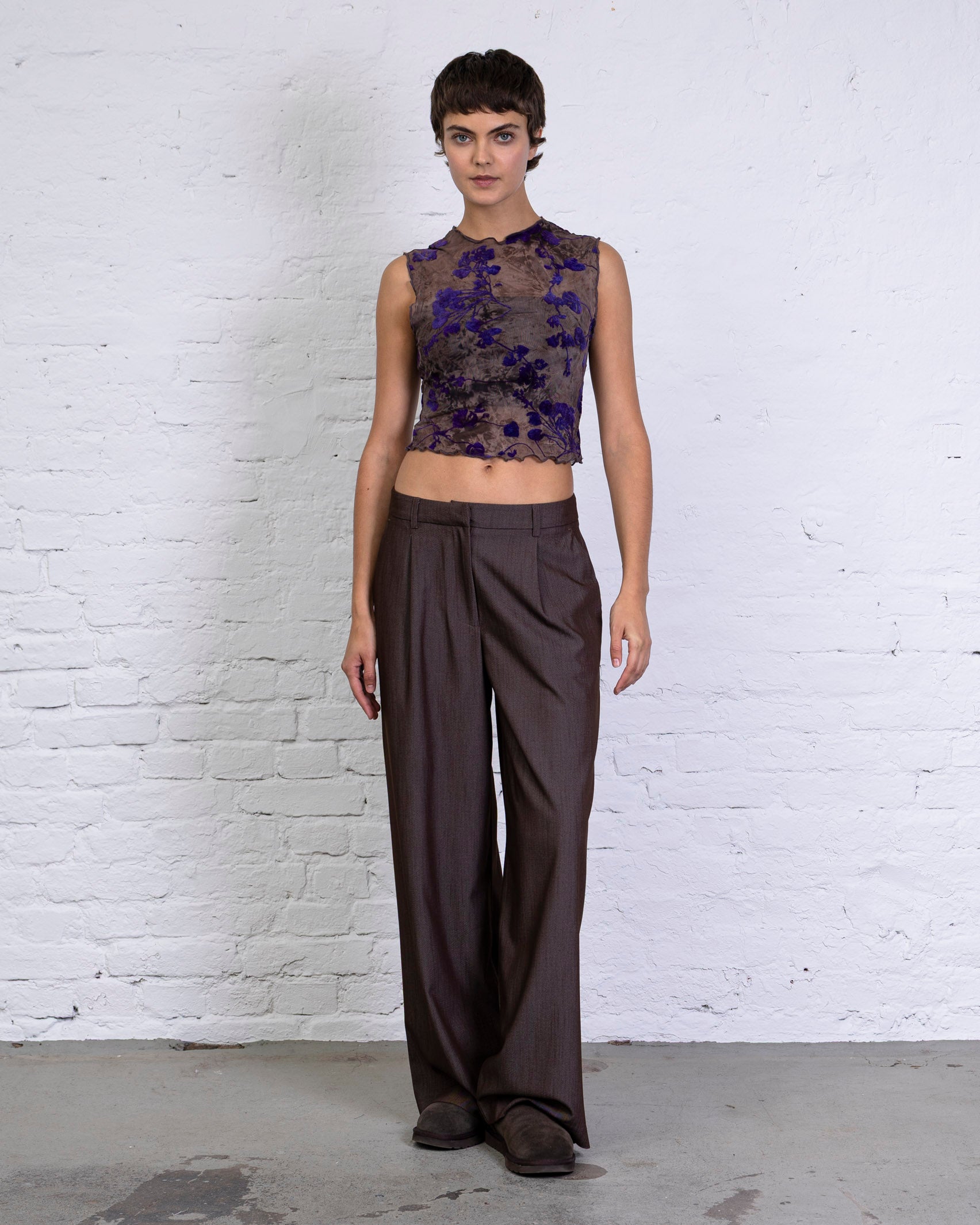 Mesh Top mit samtigem Blumenprint