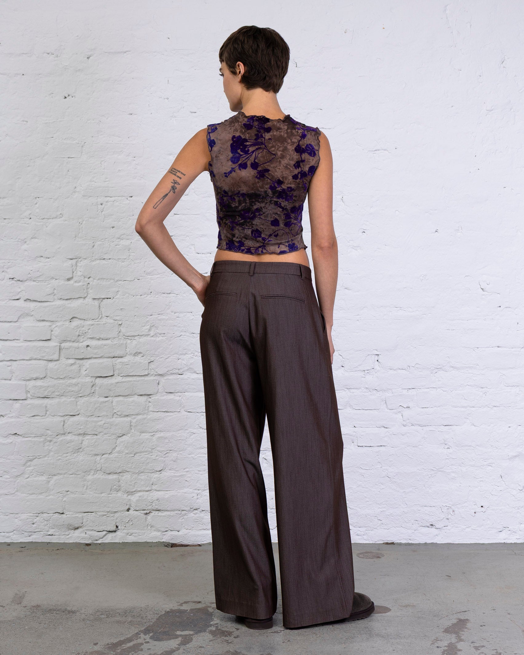 Mesh Top mit samtigem Blumenprint