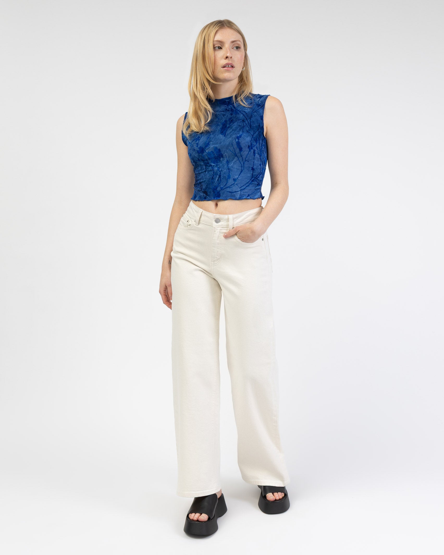 Top mit Blumenprint aus Samt