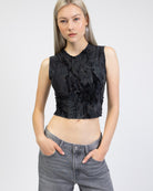 Kurzes Top mit Samtdetails