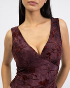 V-Neck Top mit Blumenprint aus Samt