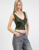 V-Neck Top mit Blumenprint aus Samt