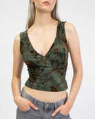 V-Neck Top mit Blumenprint aus Samt