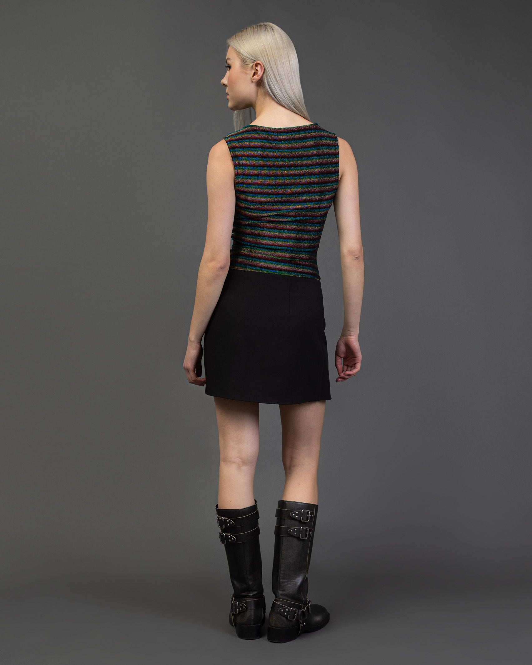 V-Neck Top mit bunt glitzernden Streifen