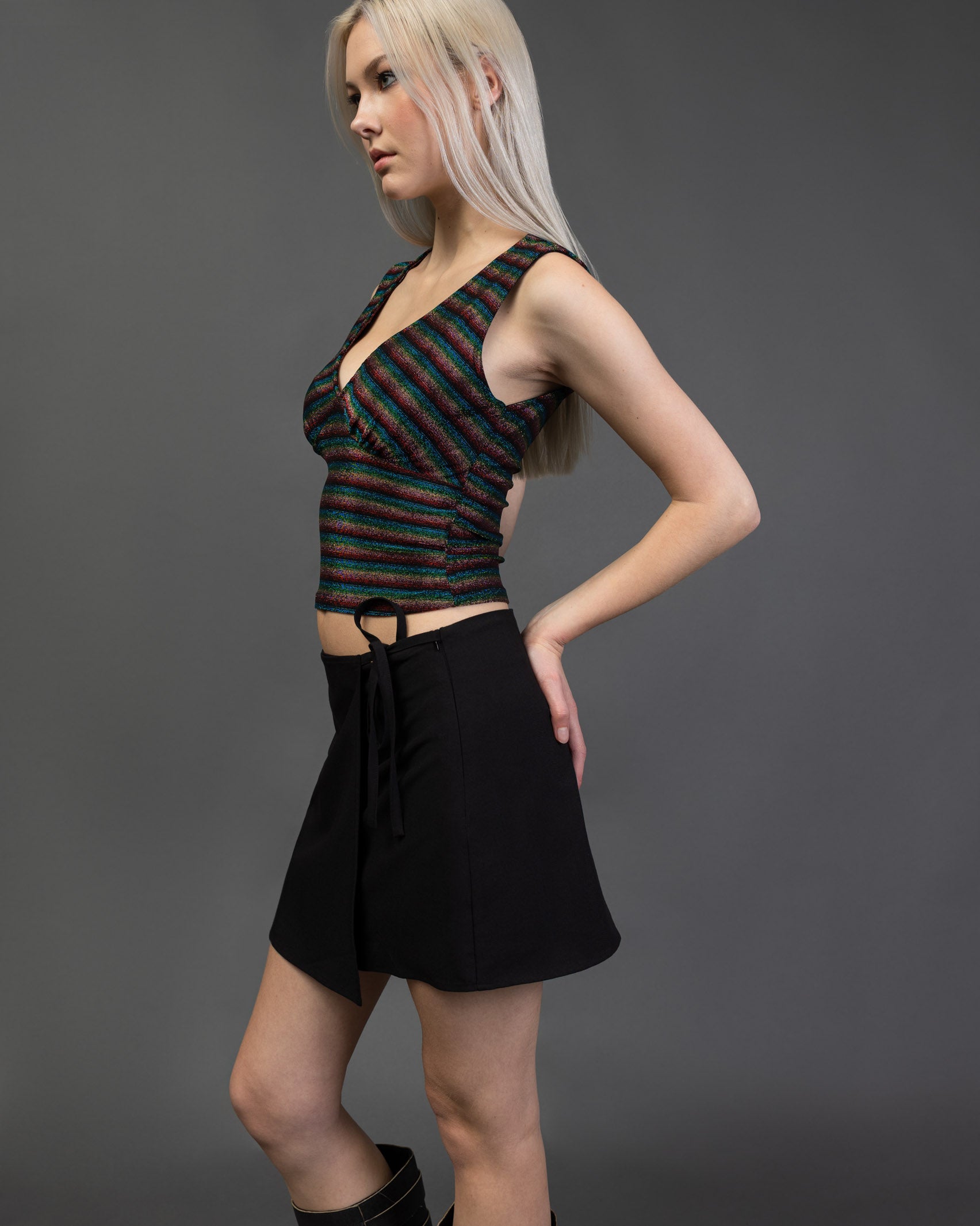 V-Neck Top mit bunt glitzernden Streifen