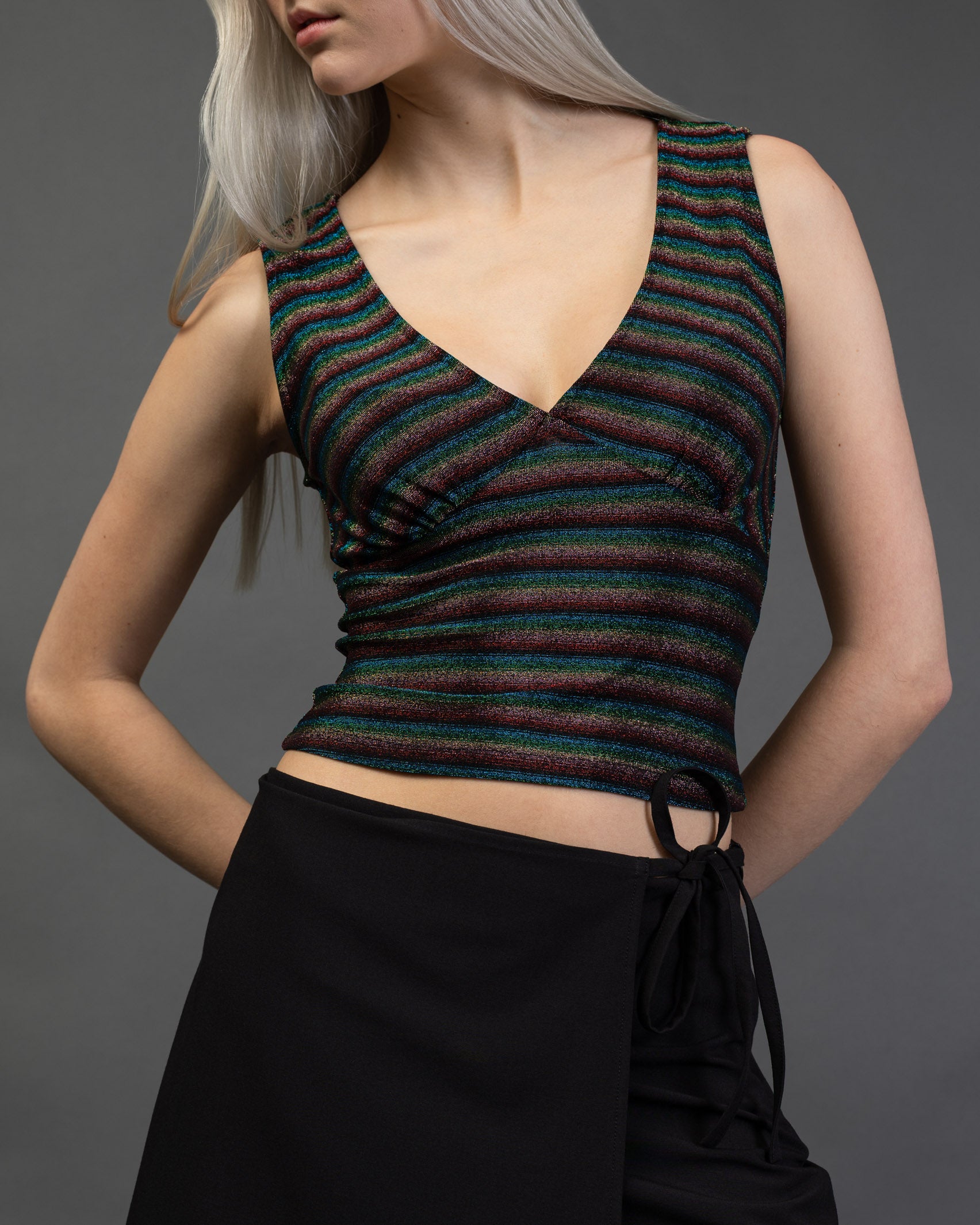 V-Neck Top mit bunt glitzernden Streifen