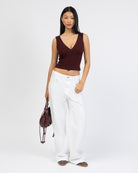 Basic Top mit V-Ausschnitt kombiiert mit weißer Jeans