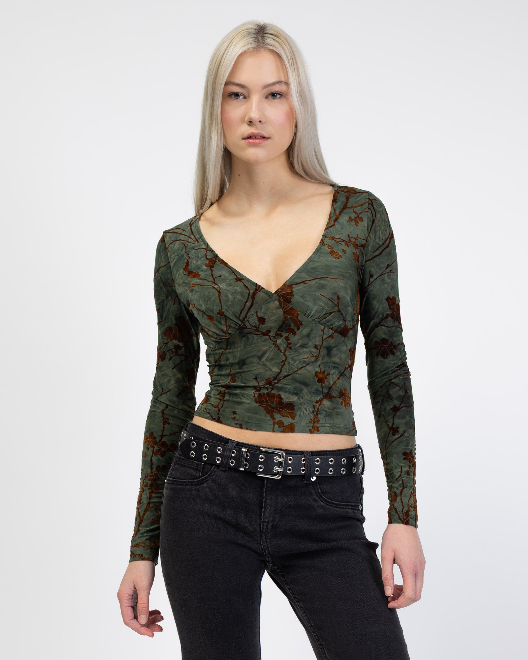 V-Neck Longshirt mit Blumenprint aus Samt