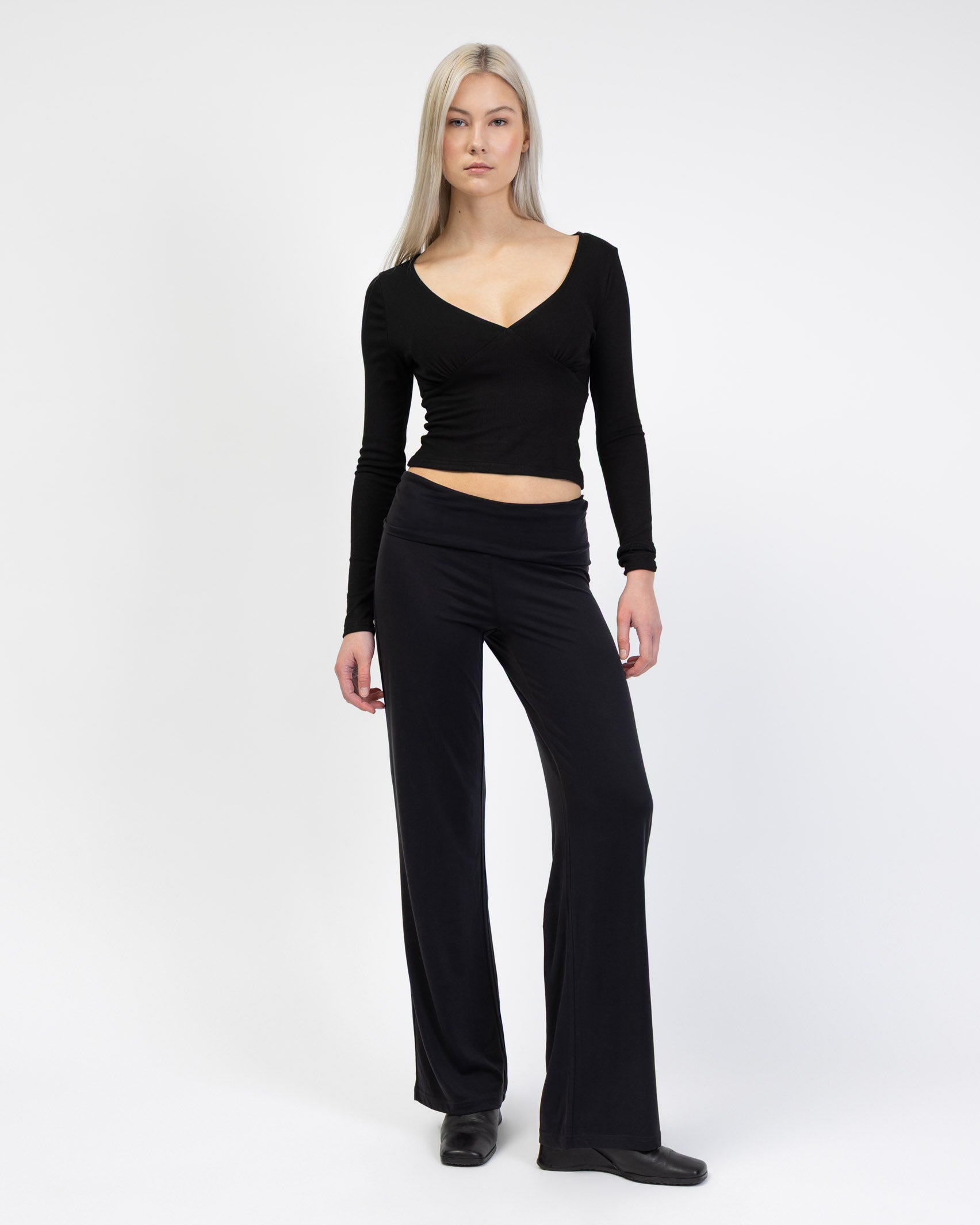 Basic Langarmshirt mit V-Ausschnitt