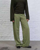 Elastische Hose mit Streifen