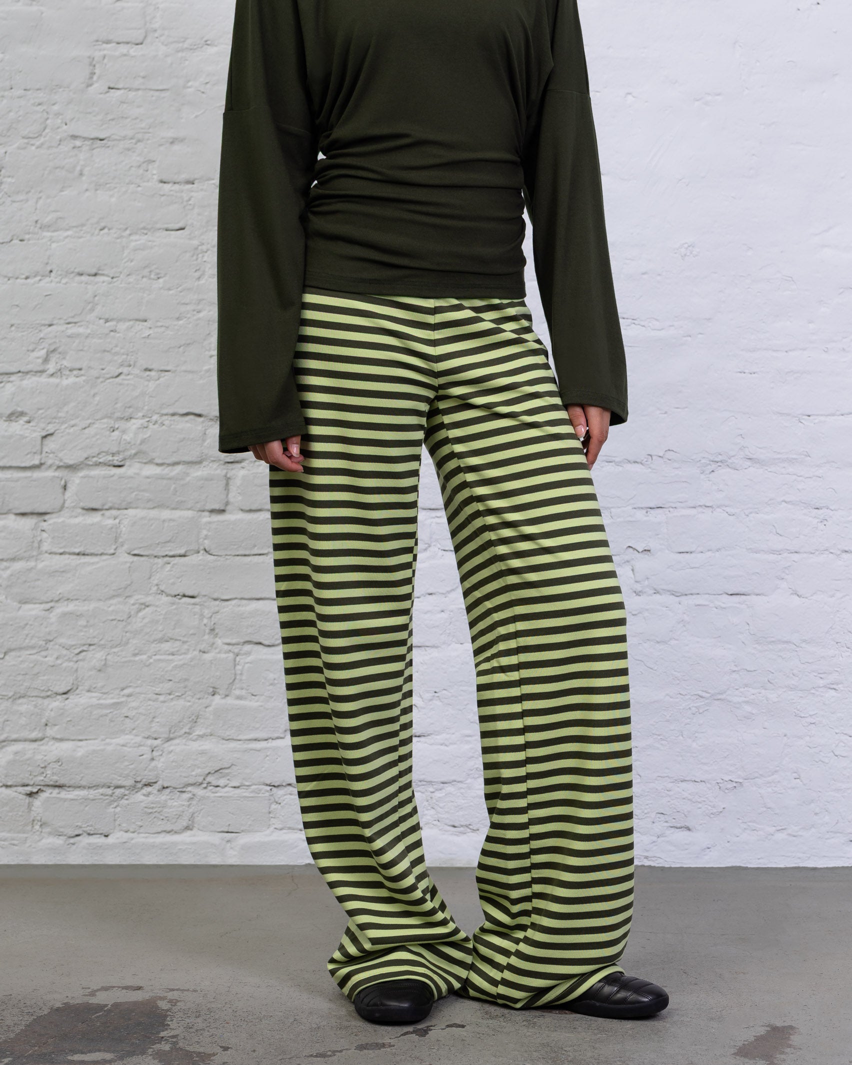 Elastische Hose mit Streifen