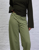 Elastische Hose mit Streifen