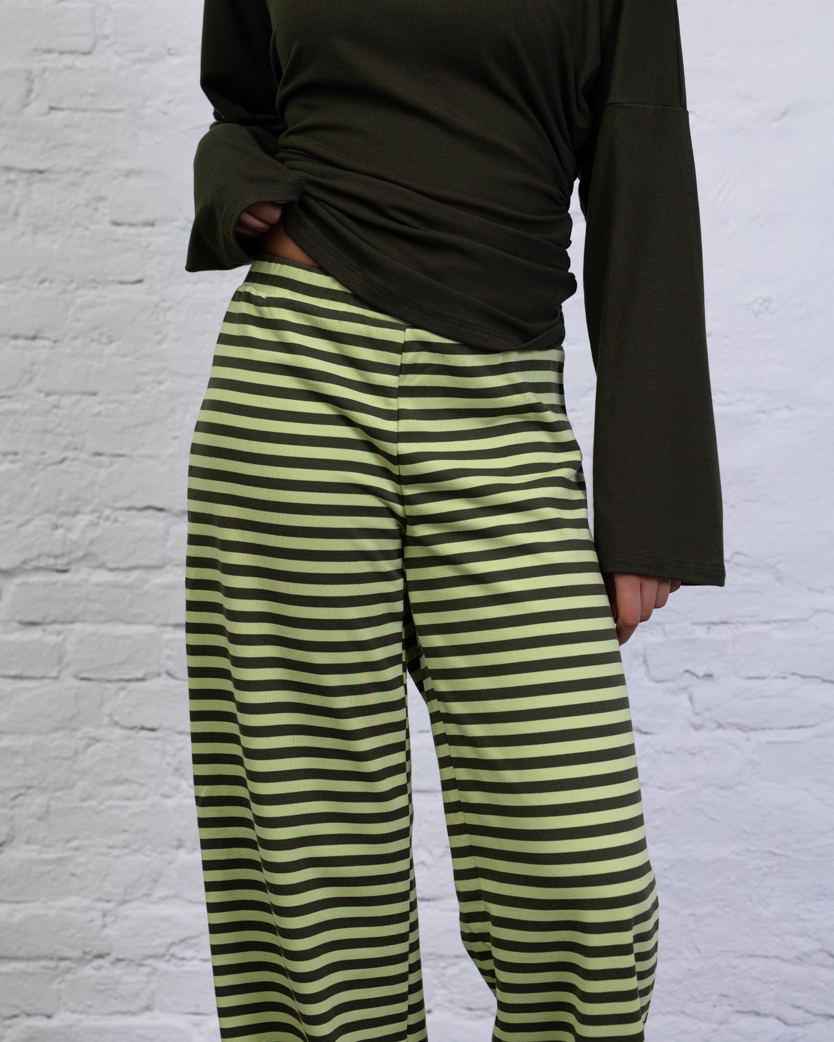Elastische Hose mit Streifen
